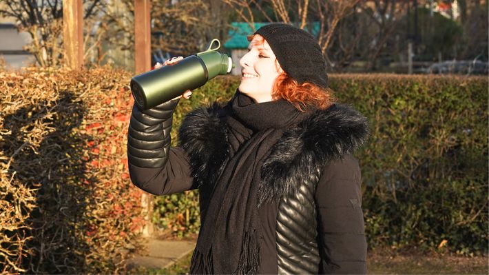 Gute Vorsätze für die Küche mit Redakteurin Nicole und Air-Up-Flasche - Foto: LECKER.de/Nicole Molitor