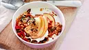 Eine rosa Schüssel auf einem Holzbrett mit Joghurt, Granola und Früchten. - Foto: LECKER @ Bauer Media Group Eine rosa Schüssel auf einem Holzbrett mit Joghurt, Granola und Früchten. - Foto: LECKER @ Bauer Media Group