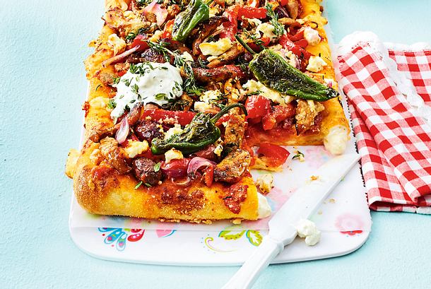 Gyros-Feta-Kuchen mit gefülltem Rand Rezept Gyros-Feta-Kuchen mit gefülltem Rand Rezept