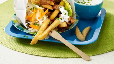 Gyros mit Pommes in Dönertüte Rezept - Foto: LECKER @ Bauer Media Group