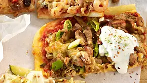 Gyros-Pizza mit Tsatsiki Rezept - Foto: LECKER @ Bauer Media Group