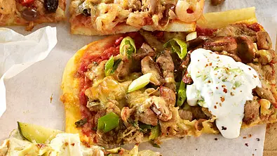 Gyros-Pizza mit Tsatsiki Rezept - Foto: LECKER @ Bauer Media Group