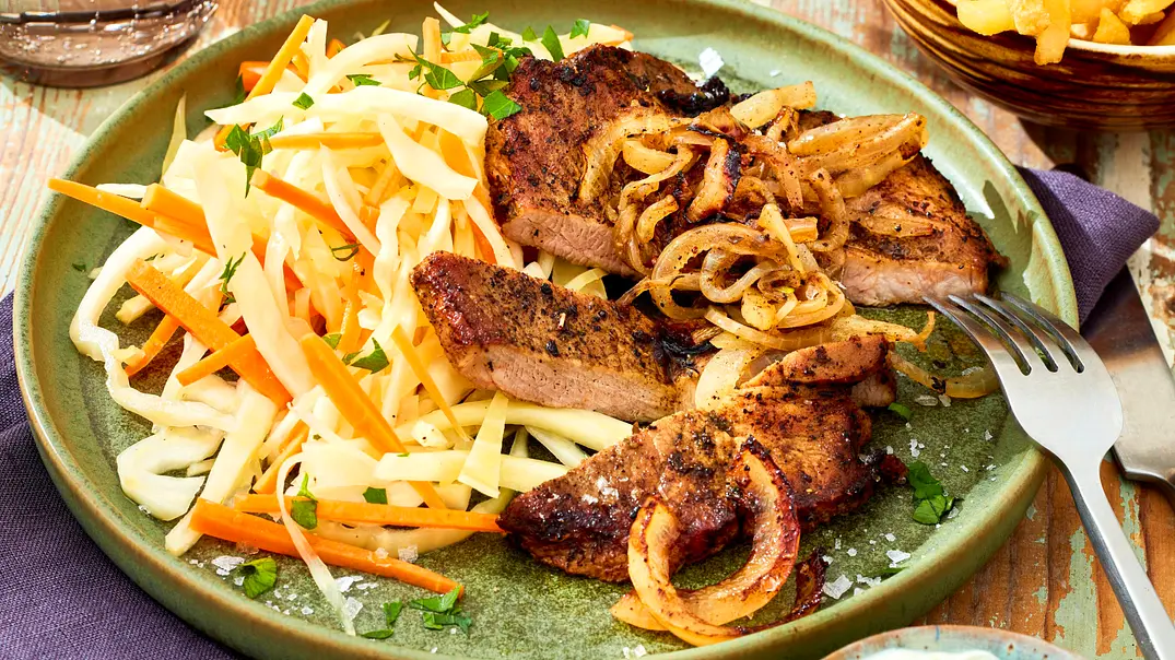 Gyros-Steaks auf warmem Weißkraut Rezept - Foto: LECKER @ Bauer Media Group