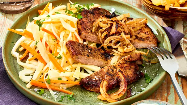 Gyros-Steaks auf warmem Weißkraut Rezept - Foto: LECKER @ Bauer Media Group