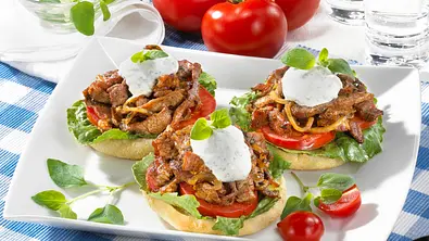 Gyros-Toasties Rezept - Foto: LECKER @ Bauer Media Group