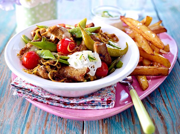 Gyrospfanne mit Ofen-Pommes-frites und Tsatsiki Rezept Gyrospfanne mit Ofen-Pommes-frites und Tsatsiki Rezept