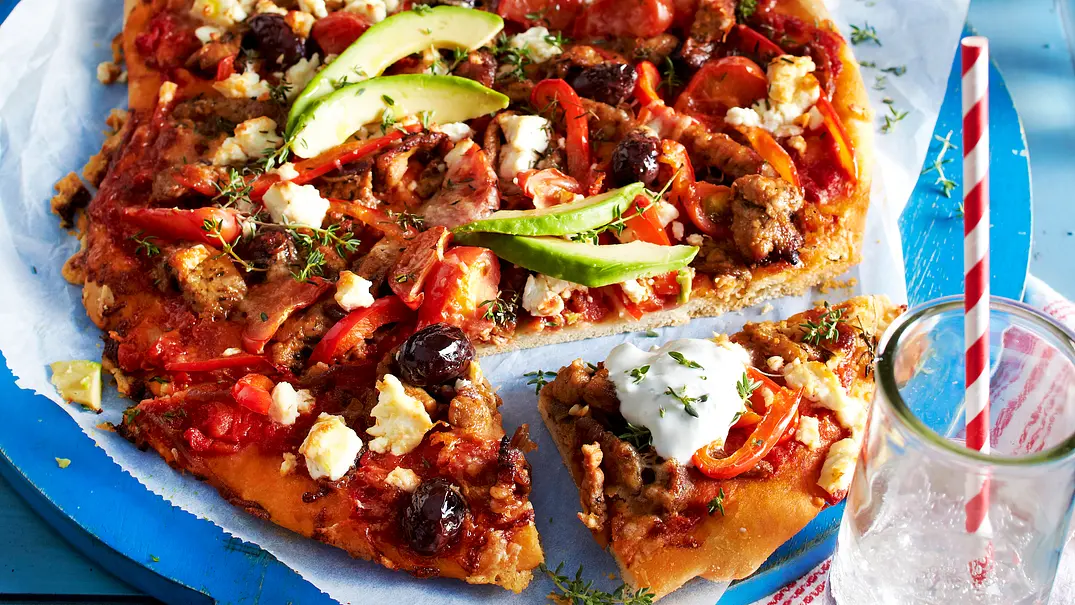 Gyrospizza mit Tsatsiki Rezept - Foto: LECKER @ Bauer Media Group Gyrospizza mit Tsatsiki Rezept - Foto: LECKER @ Bauer Media Group