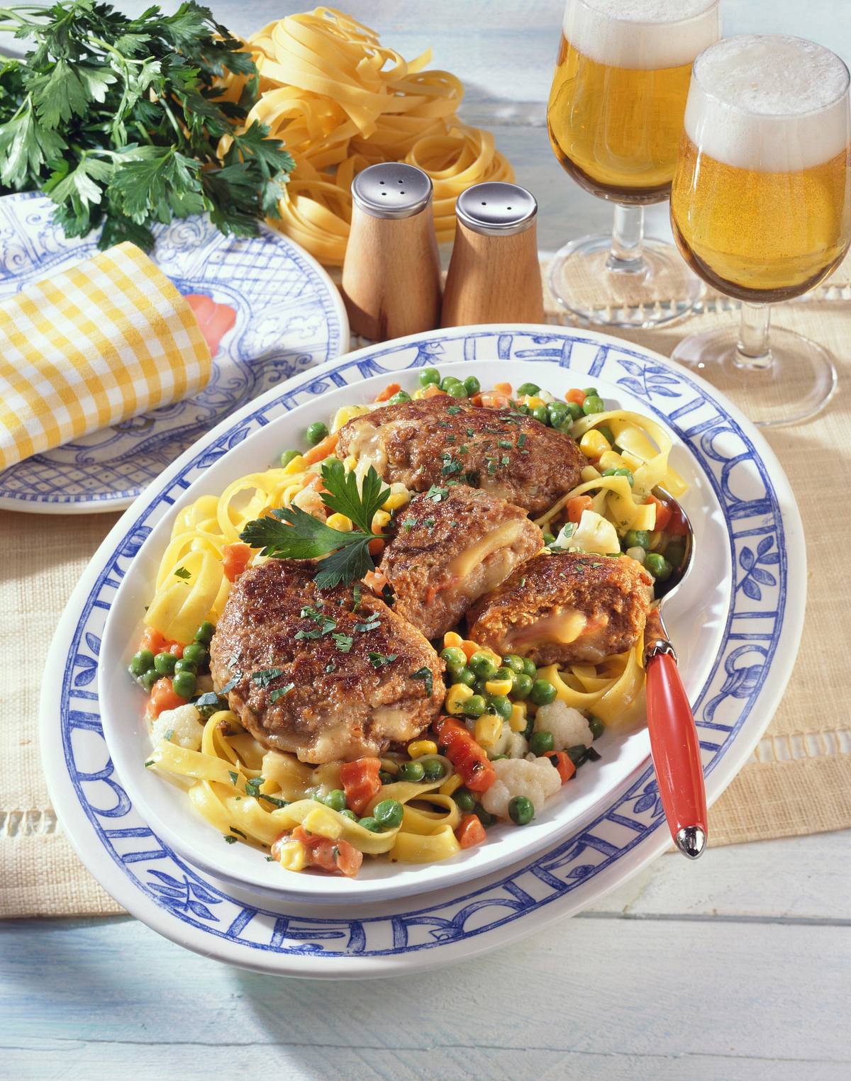 Hack-Cordon Bleu mit Buttergemüse Rezept