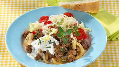Hack-Gyrospfanne mit Krautsalat Rezept - Foto: LECKER @ Bauer Media Group