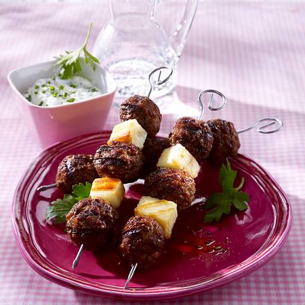 Hack-Käse-Spieße mit Kräuter-Dip Rezept Hack-Käse-Spieße mit Kräuter-Dip Rezept