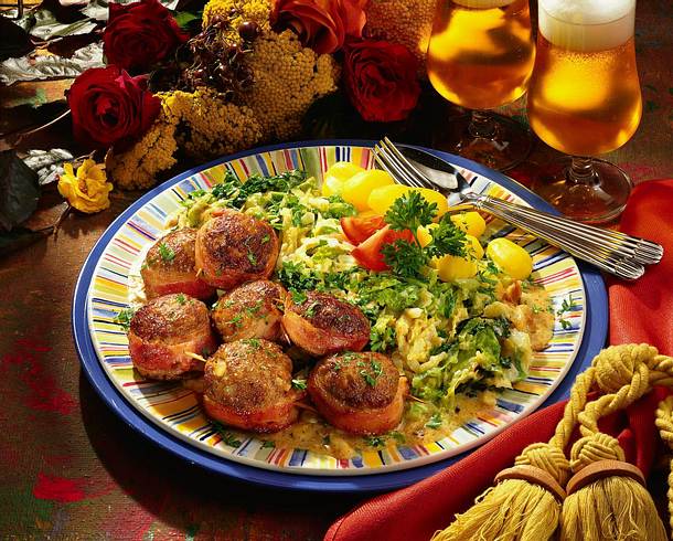 Hack-Medaillons auf Wirsing Rezept Hack-Medaillons auf Wirsing Rezept
