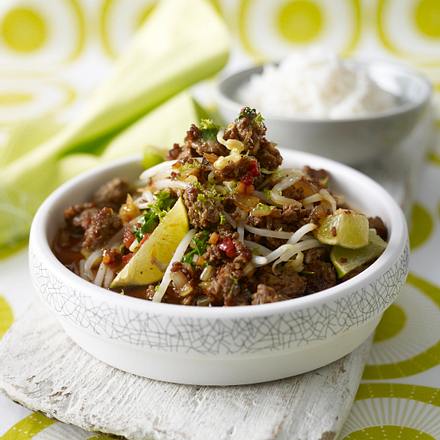 Hack mit Limettensaft, Koriander und Sojasprossen dazu Reis Rezept
