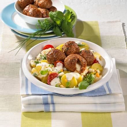 Hack-Mozzarella-Bällchen auf Kartoffelsalat Rezept Hack-Mozzarella-Bällchen auf Kartoffelsalat Rezept