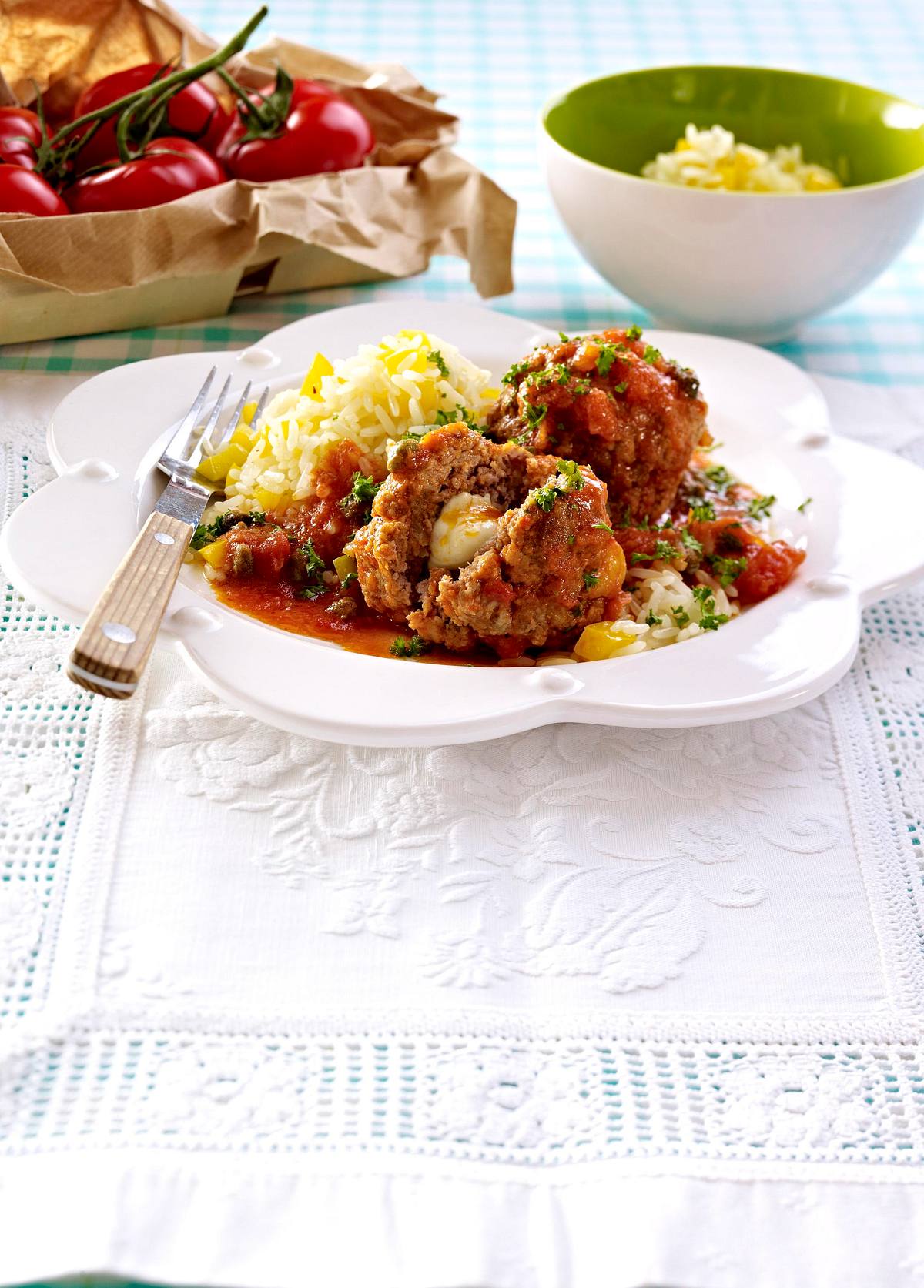 Hack-Mozzarella-Klopse in Tomatensoße Rezept