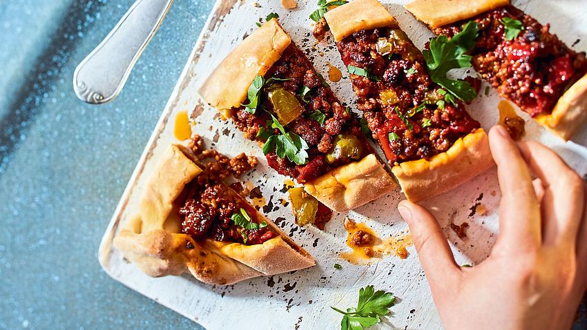 Hack-Paprika-Pide Rezept - Foto: House of Food / Bauer Food Experts KG