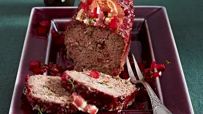 Hack-Pilz-Terrine mit Preiselbeergelee Rezept - Foto: LECKER @ Bauer Media Group