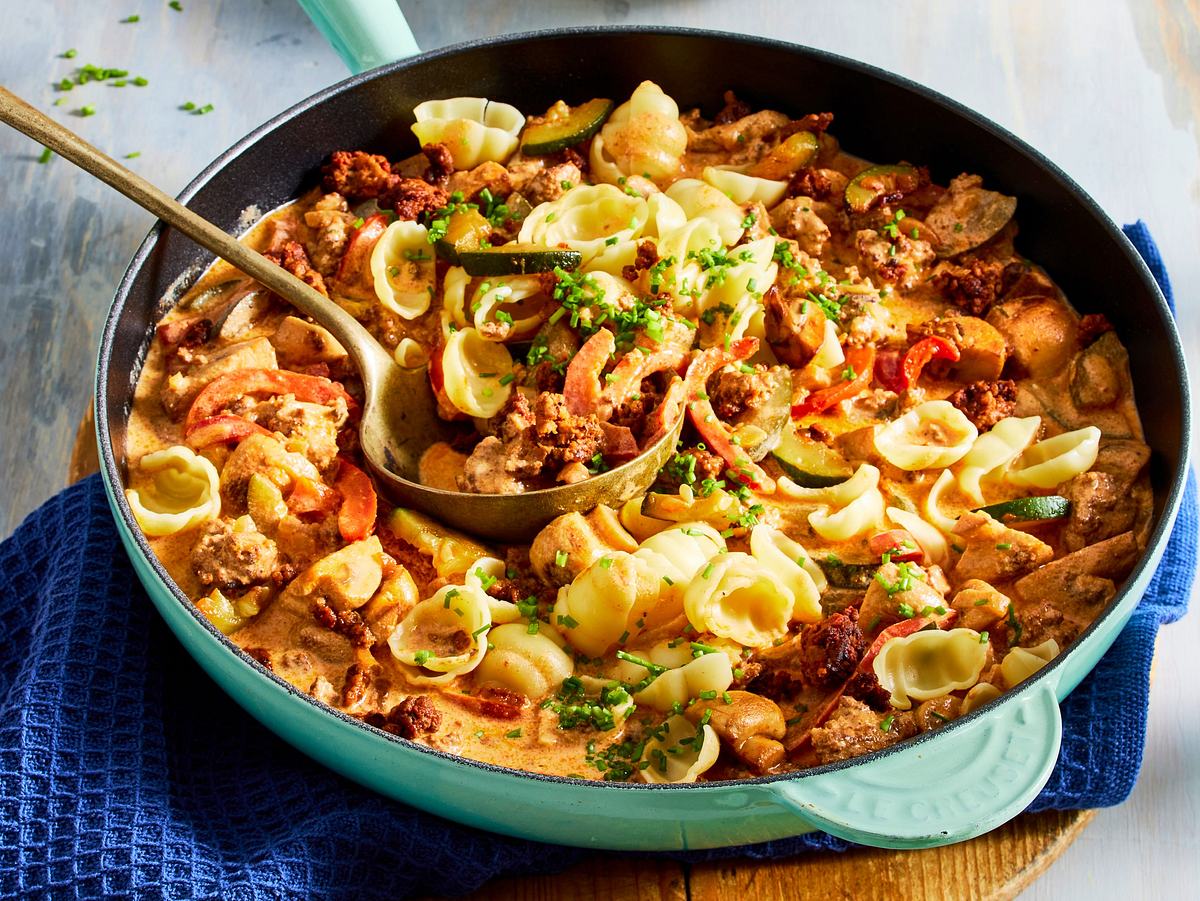 Cremige Nudel-Hackfleisch-Pfanne mit Pilzen