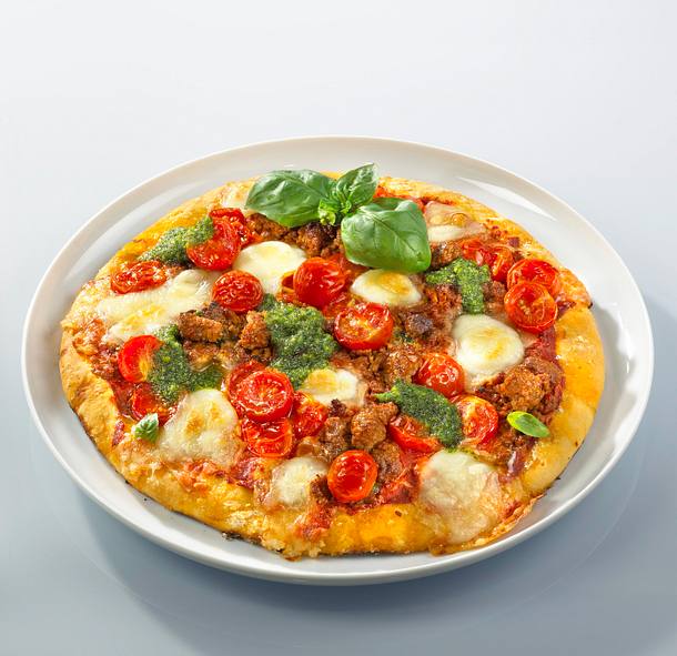 Hack-Pizza mit Basilikumpesto Rezept Hack-Pizza mit Basilikumpesto Rezept