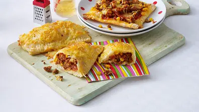 Hack-Pizza-Taschen Rezept - Foto: LECKER @ Bauer Media Group