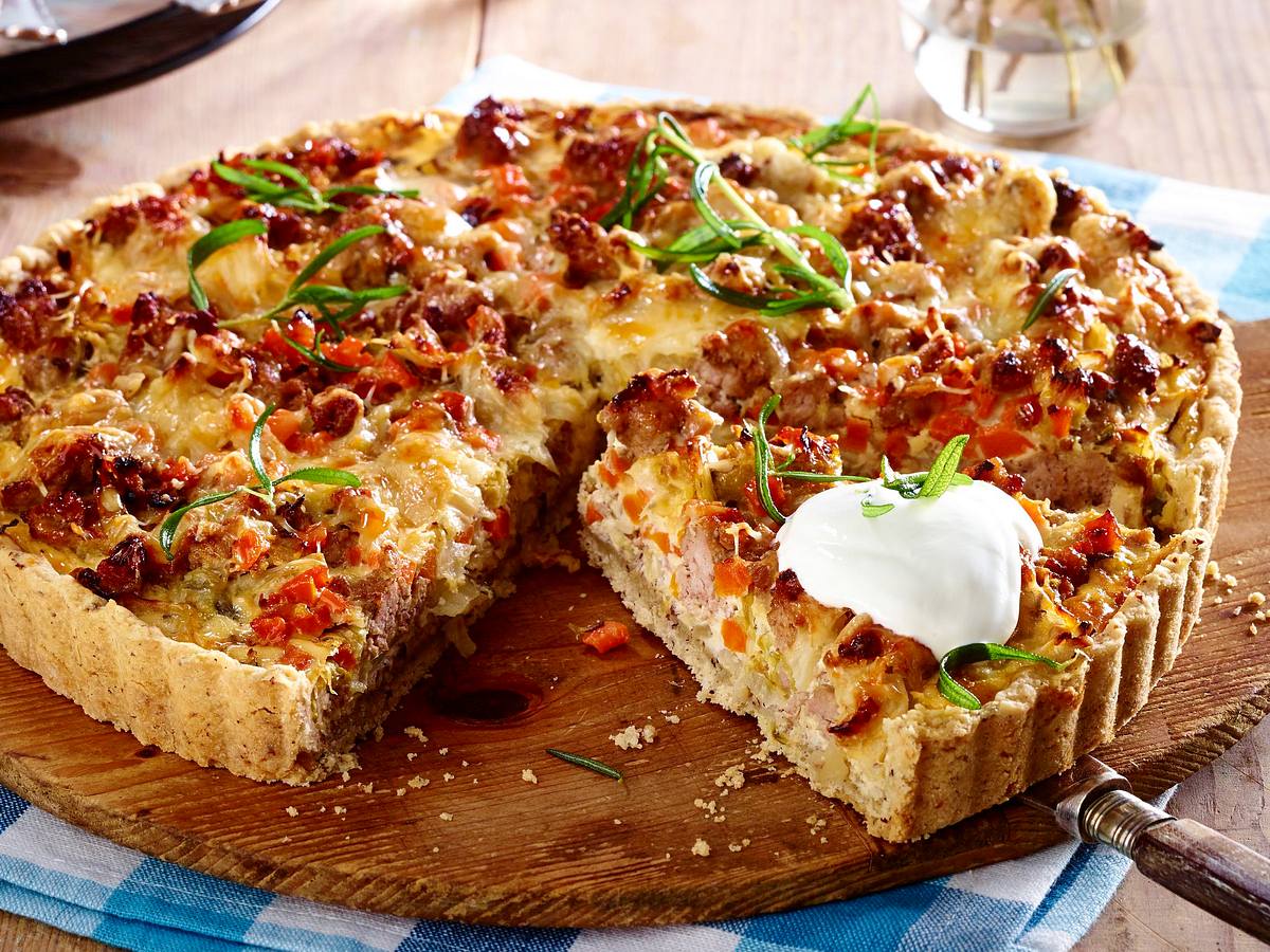 Hack-Quiche mit Spitzkohl und Möhren Rezept