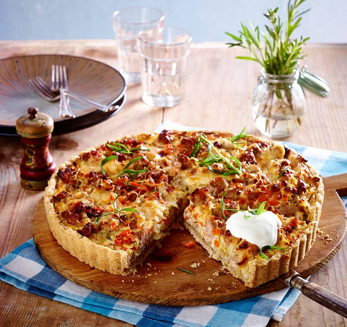 Hack-Quiche mit Spitzkohl und Möhren Rezept