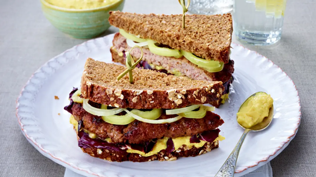Hack-Sandwich mit Curry-Apfelcreme Rezept - Foto: LECKER @ Bauer Media Group Hack-Sandwich mit Curry-Apfelcreme Rezept - Foto: LECKER @ Bauer Media Group