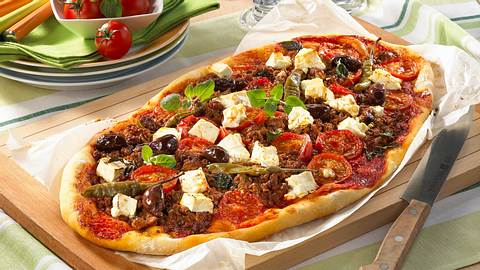 Hack-Schafskäse Pizza Rezept - Foto: Maass