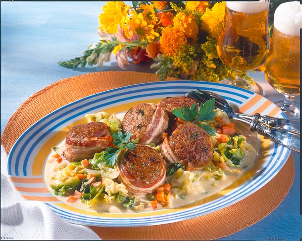 Hack-Speck-Medaillons auf Wirsing-Möhren-Rahm Rezept Hack-Speck-Medaillons auf Wirsing-Möhren-Rahm Rezept