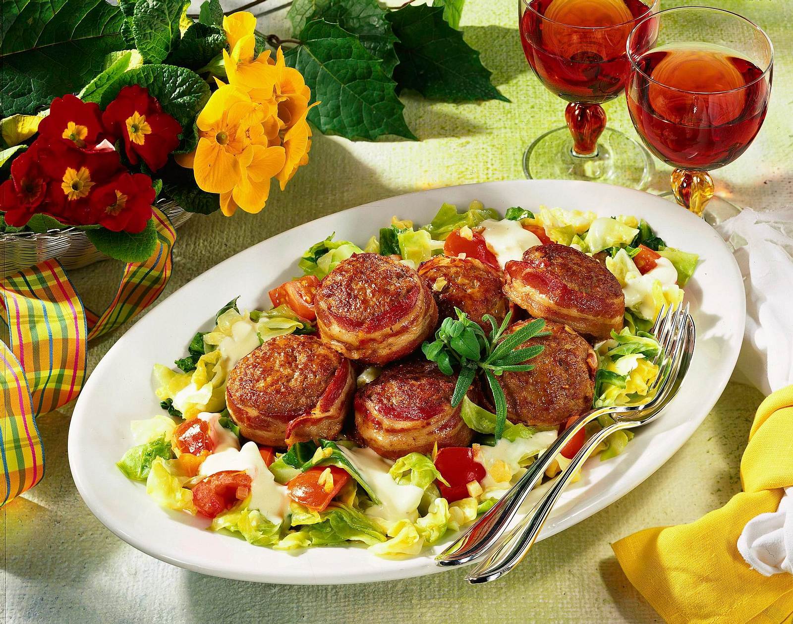 Hack-Speckmedaillons auf Spitzkohlgemüse Rezept | LECKER