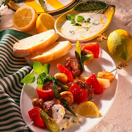 Hack-Spieße mit Minz-Dip Rezept Hack-Spieße mit Minz-Dip Rezept