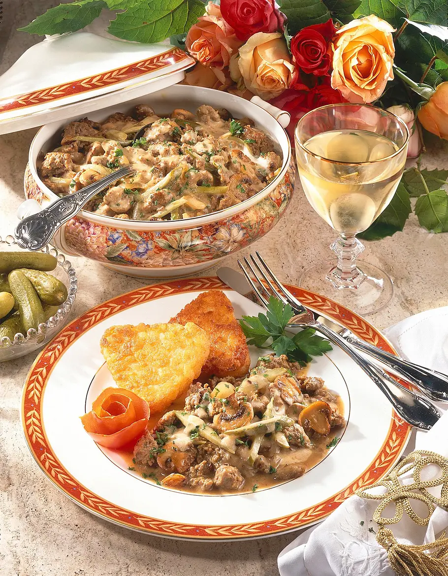 Hack-Stroganoff mit Rösti-Ecken Rezept Hack-Stroganoff mit Rösti-Ecken Rezept