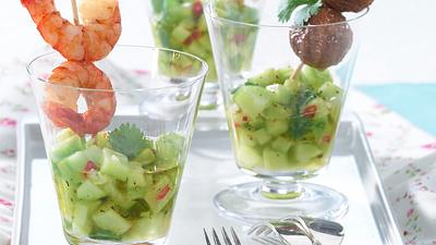 Hack- und Garnelen-Sticks mit Asia-Gurkensalat Rezept - Foto: House of Food / Bauer Food Experts KG