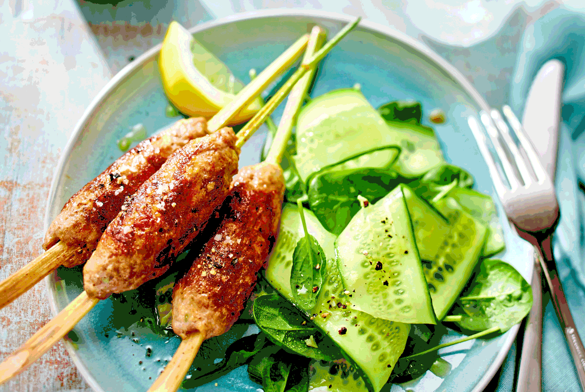 Hack-Zitronengras-Spieße mit grüner Begleitung Rezept