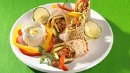Hack-Zucchini-Wrap mit Currydip Rezept - Foto: LECKER @ Bauer Media Group Hack-Zucchini-Wrap mit Currydip Rezept - Foto: LECKER @ Bauer Media Group