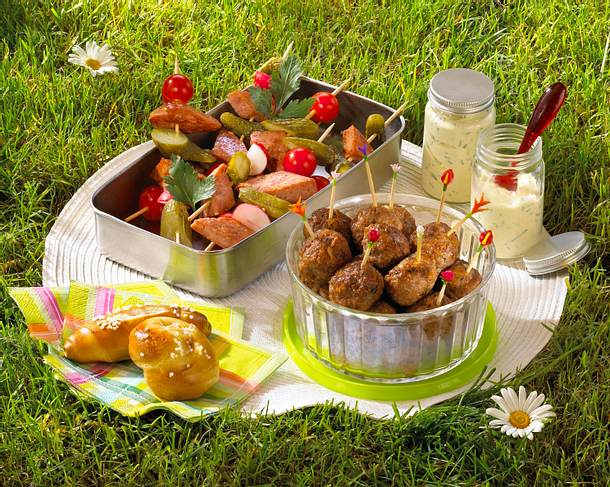 Hack-Zwiebel- Bällchen und Leberkäse-Spieße Rezept Hack-Zwiebel- Bällchen und Leberkäse-Spieße Rezept