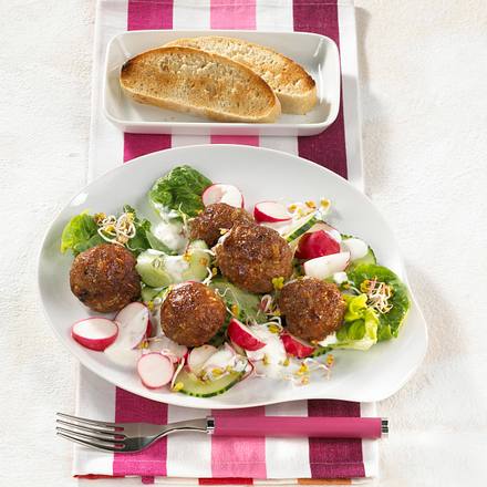 Hackbällchen auf Gurken-Radieschen-Salat Rezept Hackbällchen auf Gurken-Radieschen-Salat Rezept