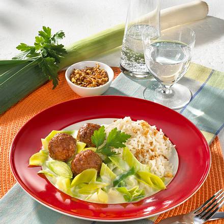 Hackbällchen auf Porreerahm Rezept Hackbällchen auf Porreerahm Rezept