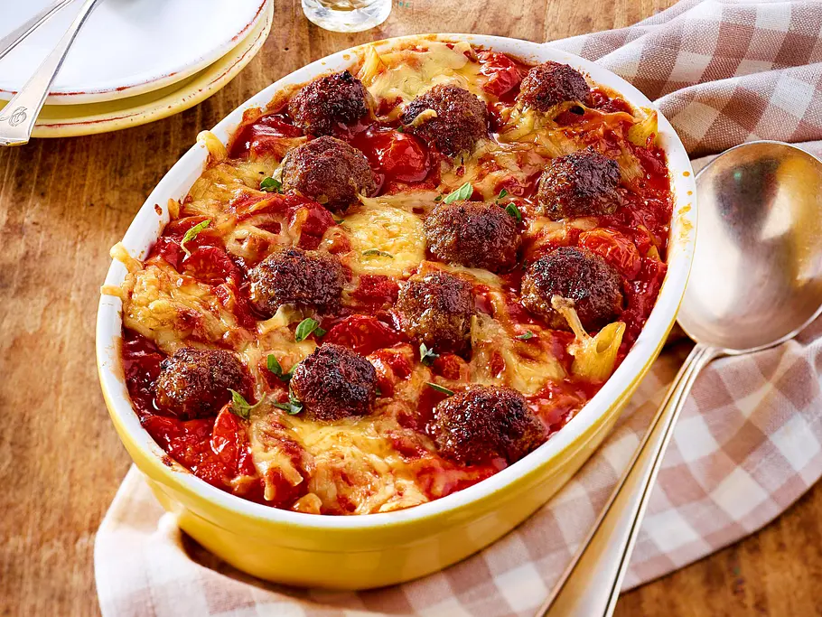 Hackbällchen-Auflauf Rezept Hackbällchen in Tomatensoße mit Käse überbacken.