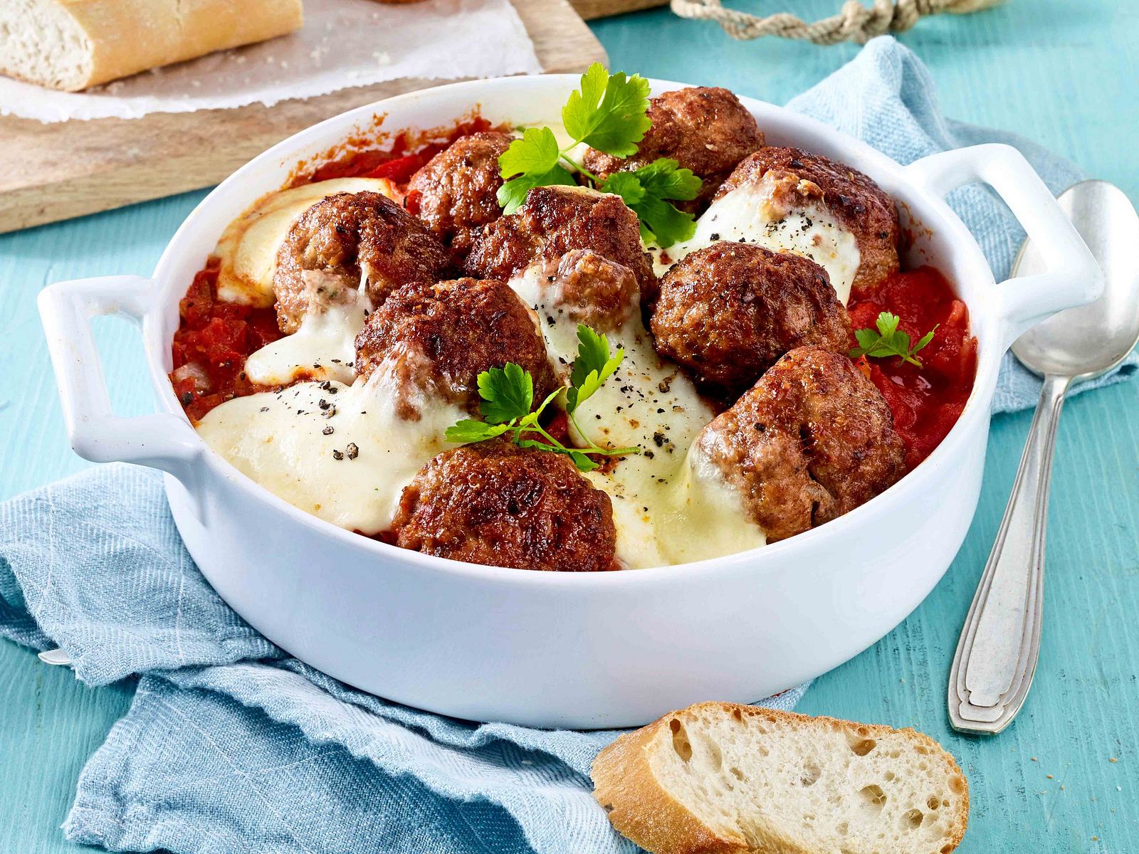 Hackbällchen-Gratin Tomate &amp; Mozzarella Rezept | LECKER