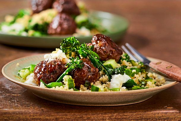 Hackbällchen mit Couscous-Salat Rezept Hackbällchen mit Couscous-Salat Rezept