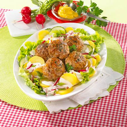Hackbällchen mit Kartoffelsalat Rezept Hackbällchen mit Kartoffelsalat Rezept