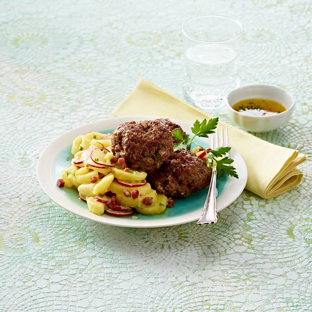 Hackbällchen mit Kartoffelsalat Rezept Hackbällchen mit Kartoffelsalat Rezept