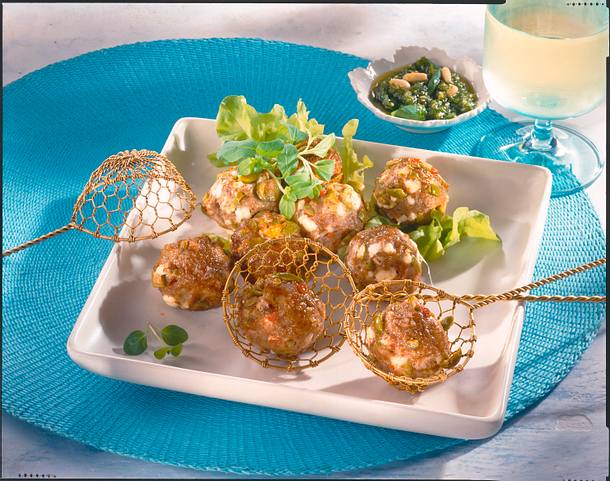 Hackbällchen mit Oliven und Schafskäse Rezept Hackbällchen mit Oliven und Schafskäse Rezept