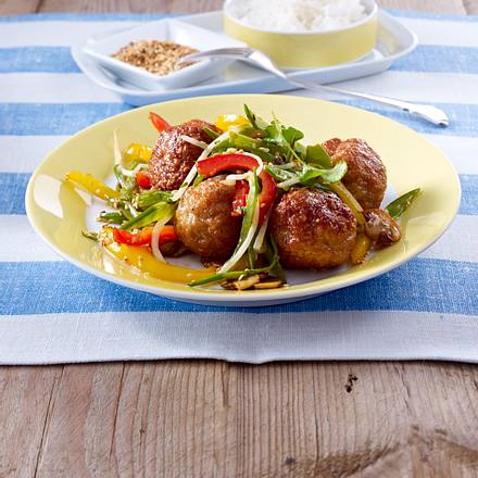 Hackbällchen mit Sesam-Gemüse und Basmatireis Rezept Hackbällchen mit Sesam-Gemüse und Basmatireis Rezept