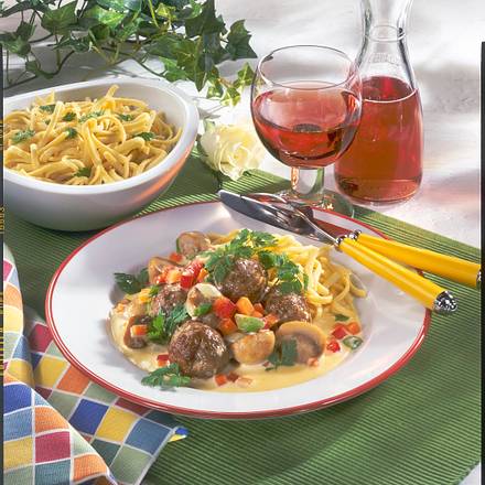 Hackbällchen-Ragout mit Pilzen zu Spätzle Rezept Hackbällchen-Ragout mit Pilzen zu Spätzle Rezept