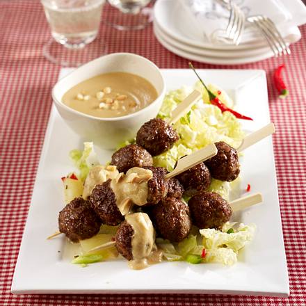 Hackbällchen-Sate mit Erdnusssoße und Chinakohlsalat Rezept Hackbällchen-Sate mit Erdnusssoße und Chinakohlsalat Rezept