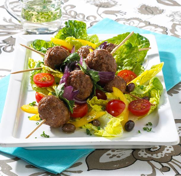Hackbällchen-Spieße auf Sommersalat Rezept Hackbällchen-Spieße auf Sommersalat Rezept