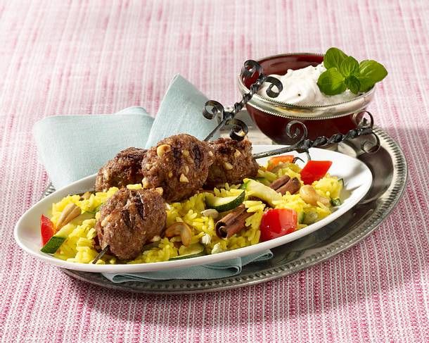 Hackbällchenspieß auf Gemüsereis mit Joghurtdip Rezept Hackbällchenspieß auf Gemüsereis mit Joghurtdip Rezept