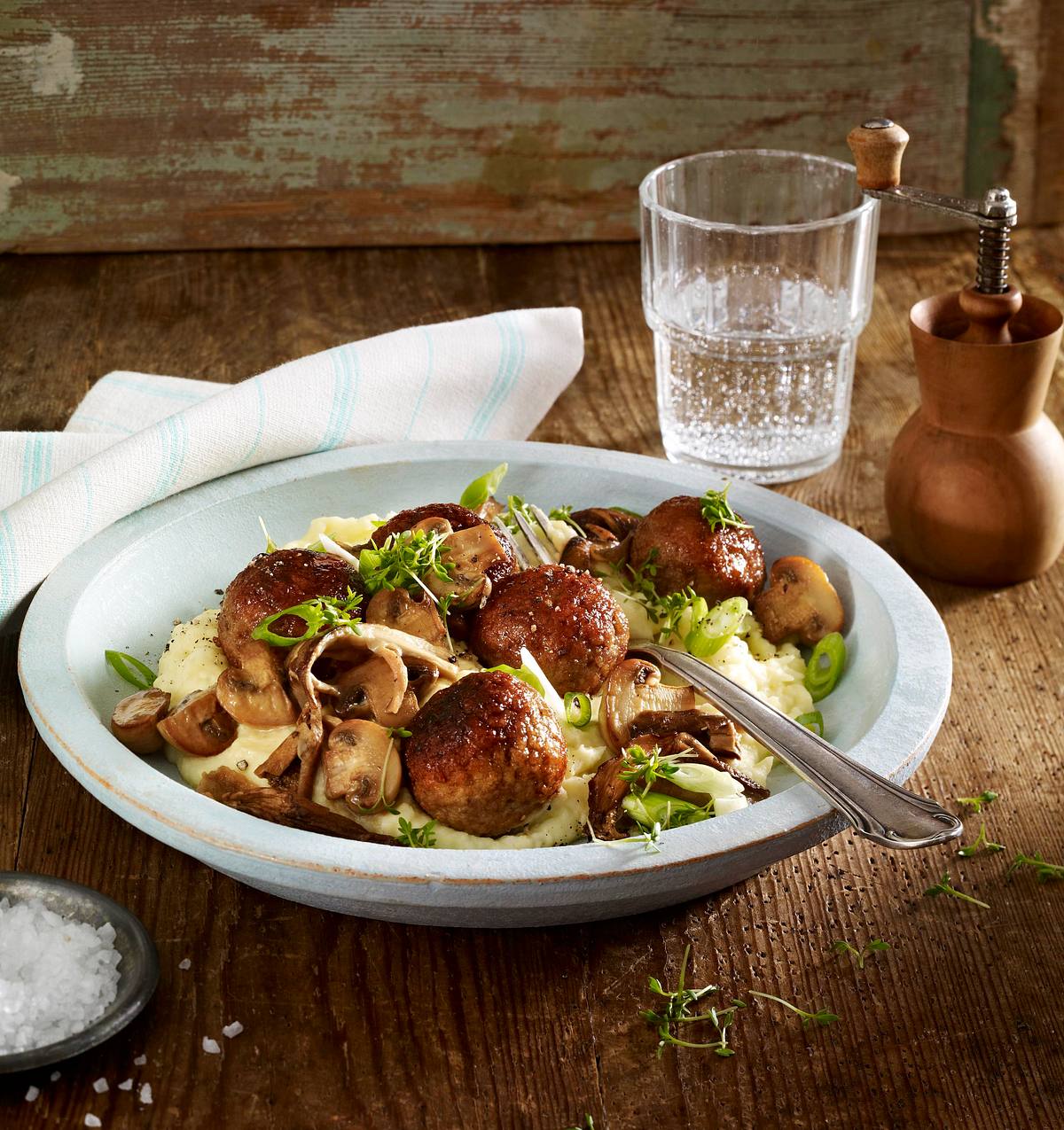 Hackbällchen auf Pilzragout mit Sellerie-Kartoffelpüree Rezept