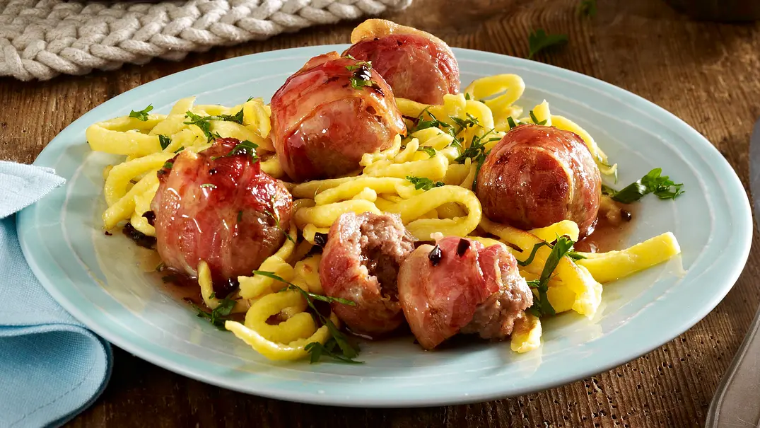 Hackbällchen im Speckmantel mit Pflaumensoße und Spätzle Rezept - Foto: LECKER @ Bauer Media Group